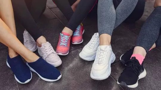 Várias pernas e sapatos de corrida em grupo