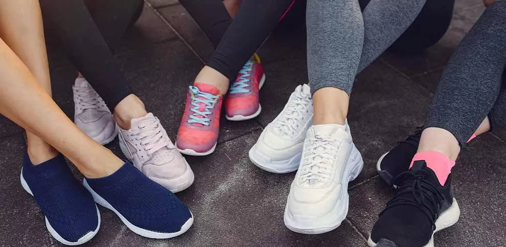 Várias pernas e sapatos de corrida em grupo