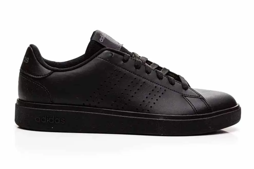 Tênis Adidas preto com design clássido