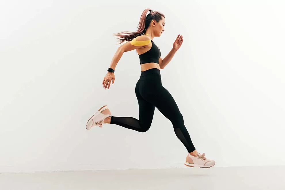 Mulher correndo em roupas de treino