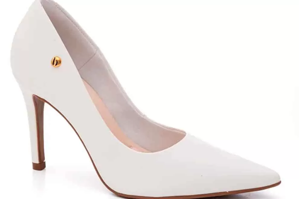 Sapato de salto alto branco elegante