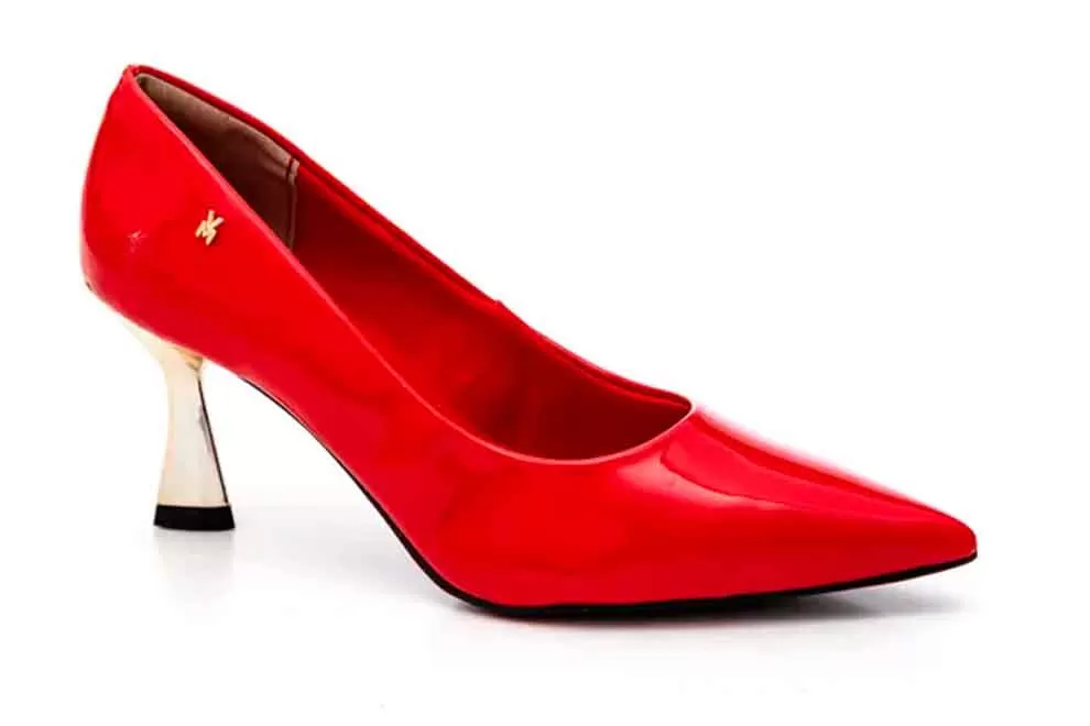 Sapato de salto vermelho brilhante com bico fino
