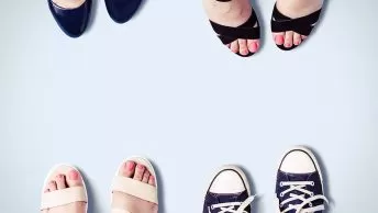 Diversos sapatos em círculo sobre fundo claro