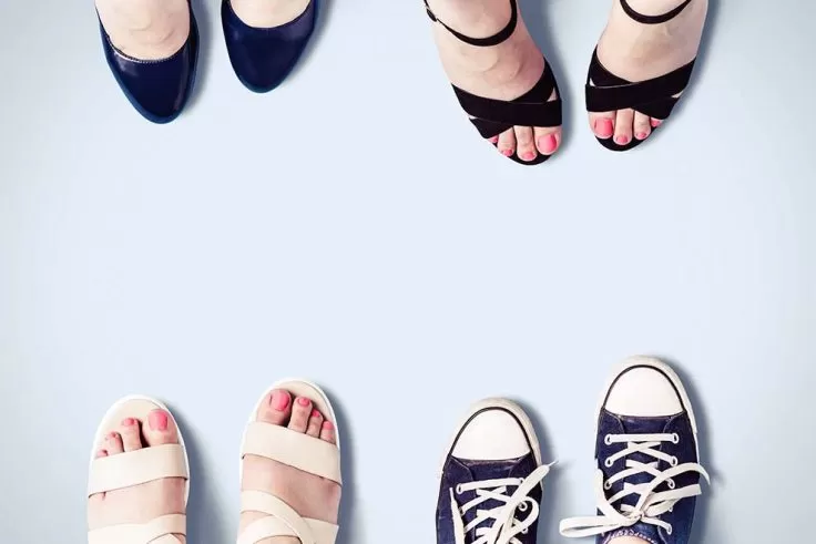 Diversos sapatos em círculo sobre fundo claro