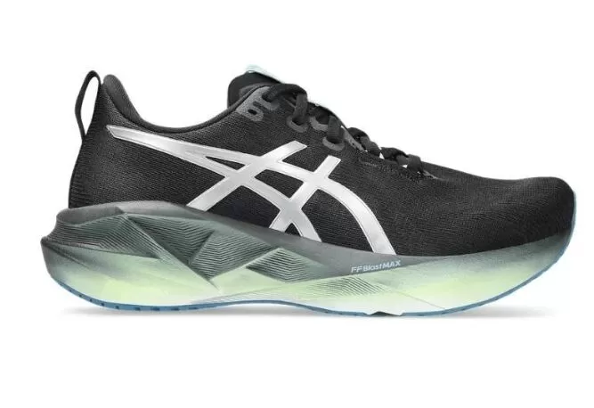 Tênis Asics preto com detalhes prateados