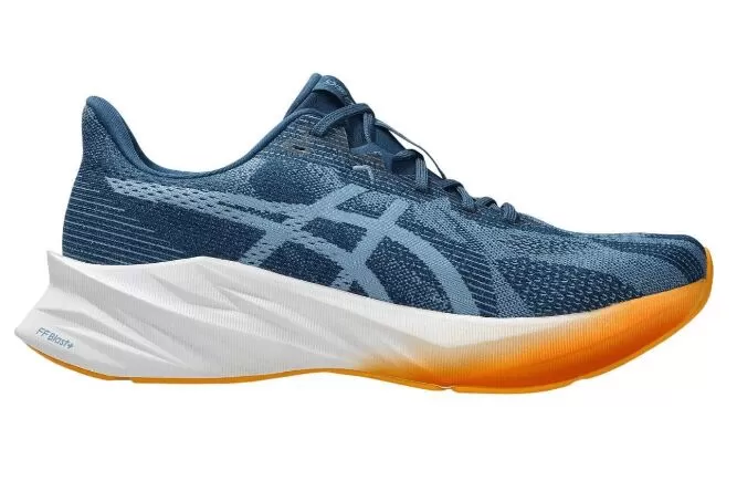 Tênis de corrida Asics de cor azul e laranja