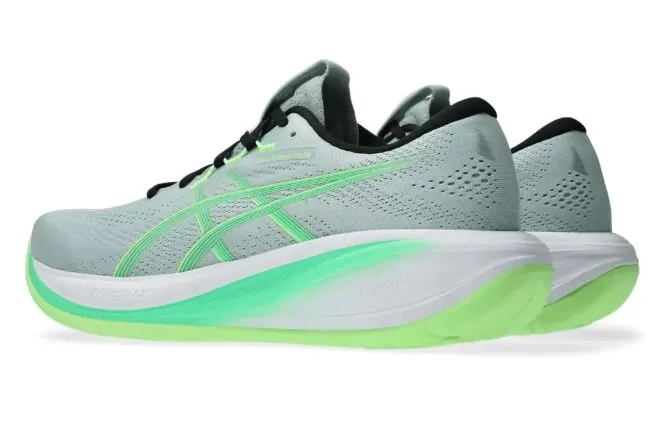 Tênis de corrida ASICS em verde claro e preto