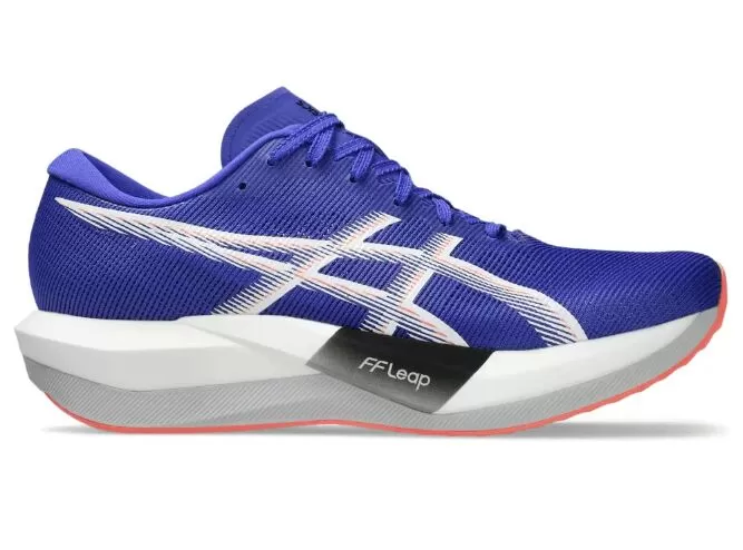 Tênis de corrida azul com detalhes brancos