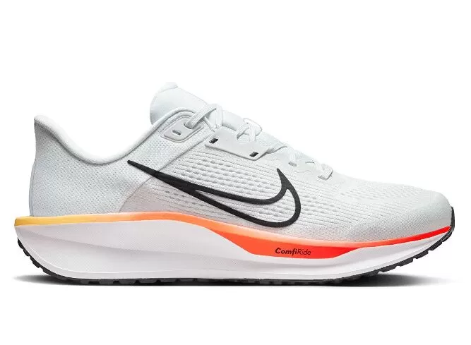 Tênis Nike em tom claro com detalhes vibrantes