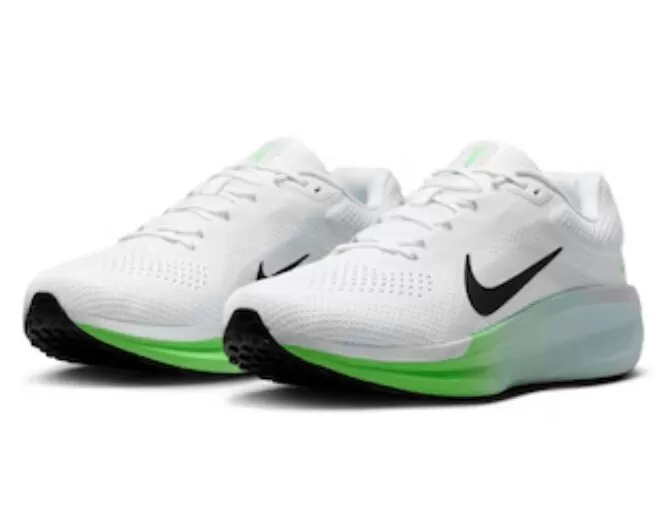 Tênis Nike brancos com detalhes em verde e preto