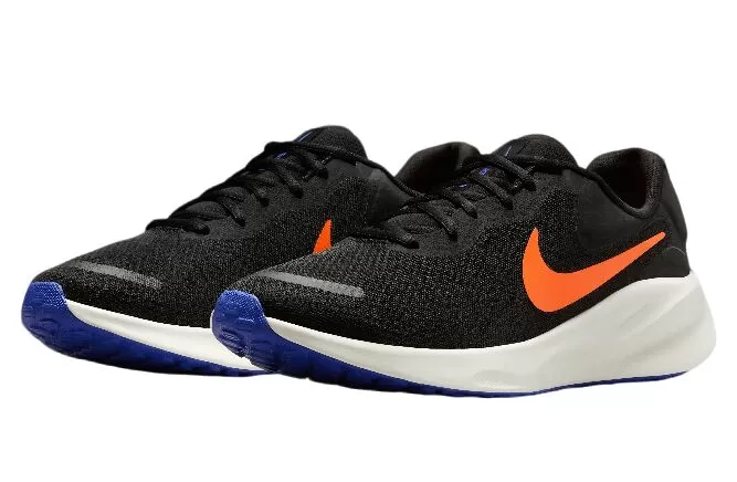 Tênis Nike preto com detalhes laranja e sola azul