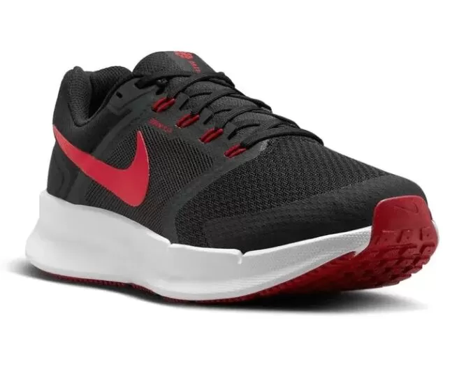 Tênis Nike preto e vermelho para corrida.