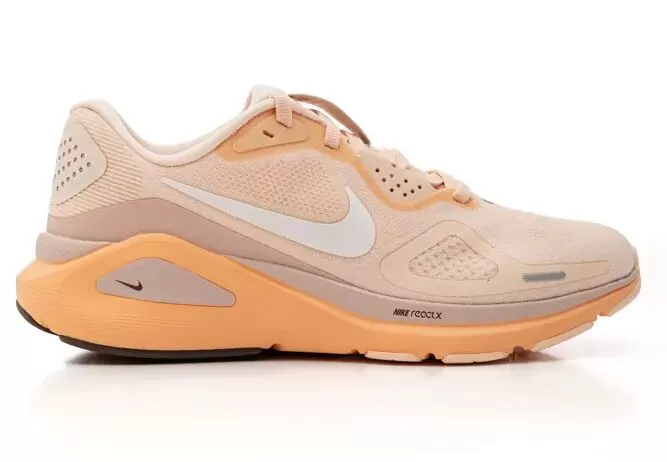 Tênis Nike com design em tons de pêssego